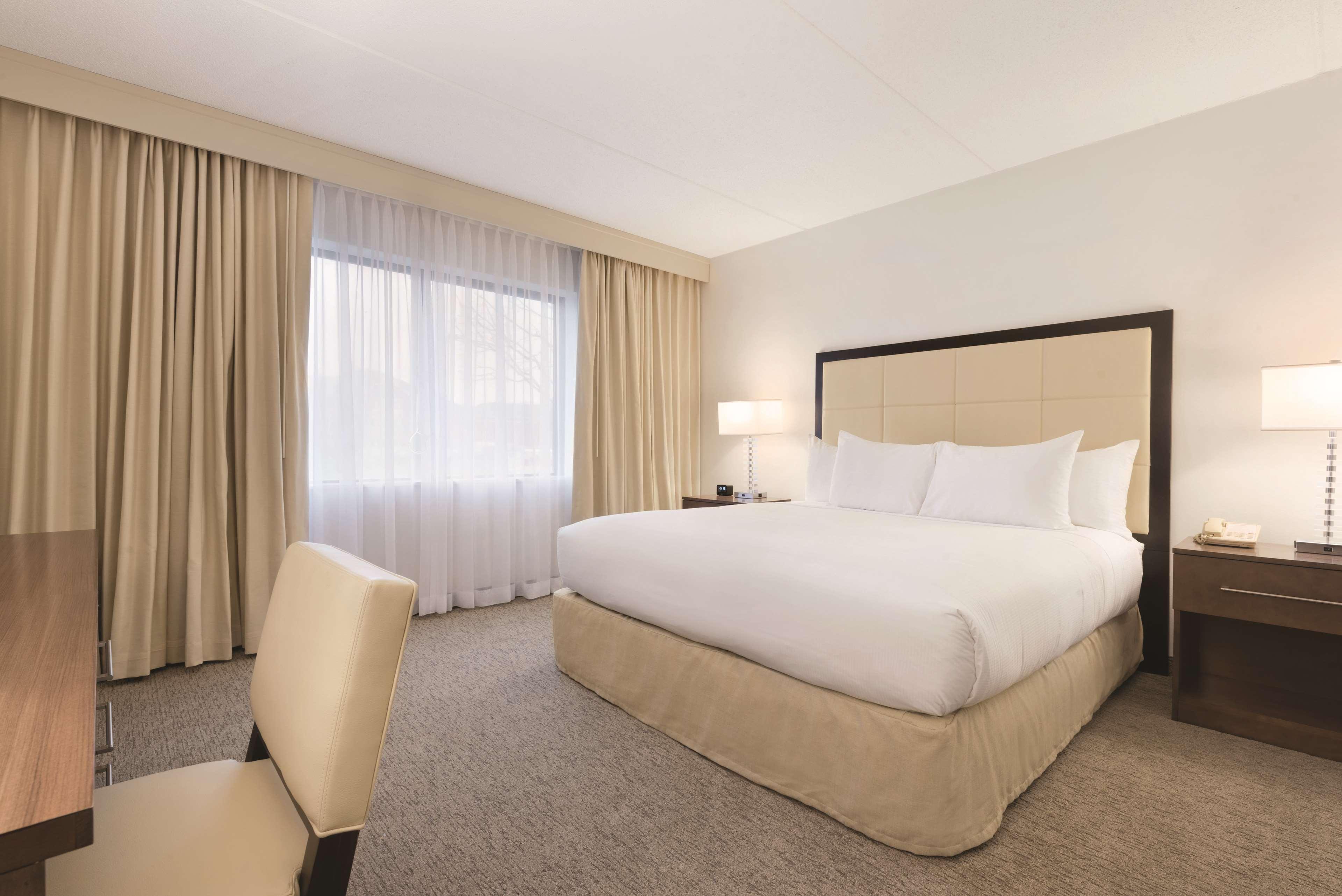 Embassy Suites By Hilton Milwaukee Brookfield Bagian luar foto