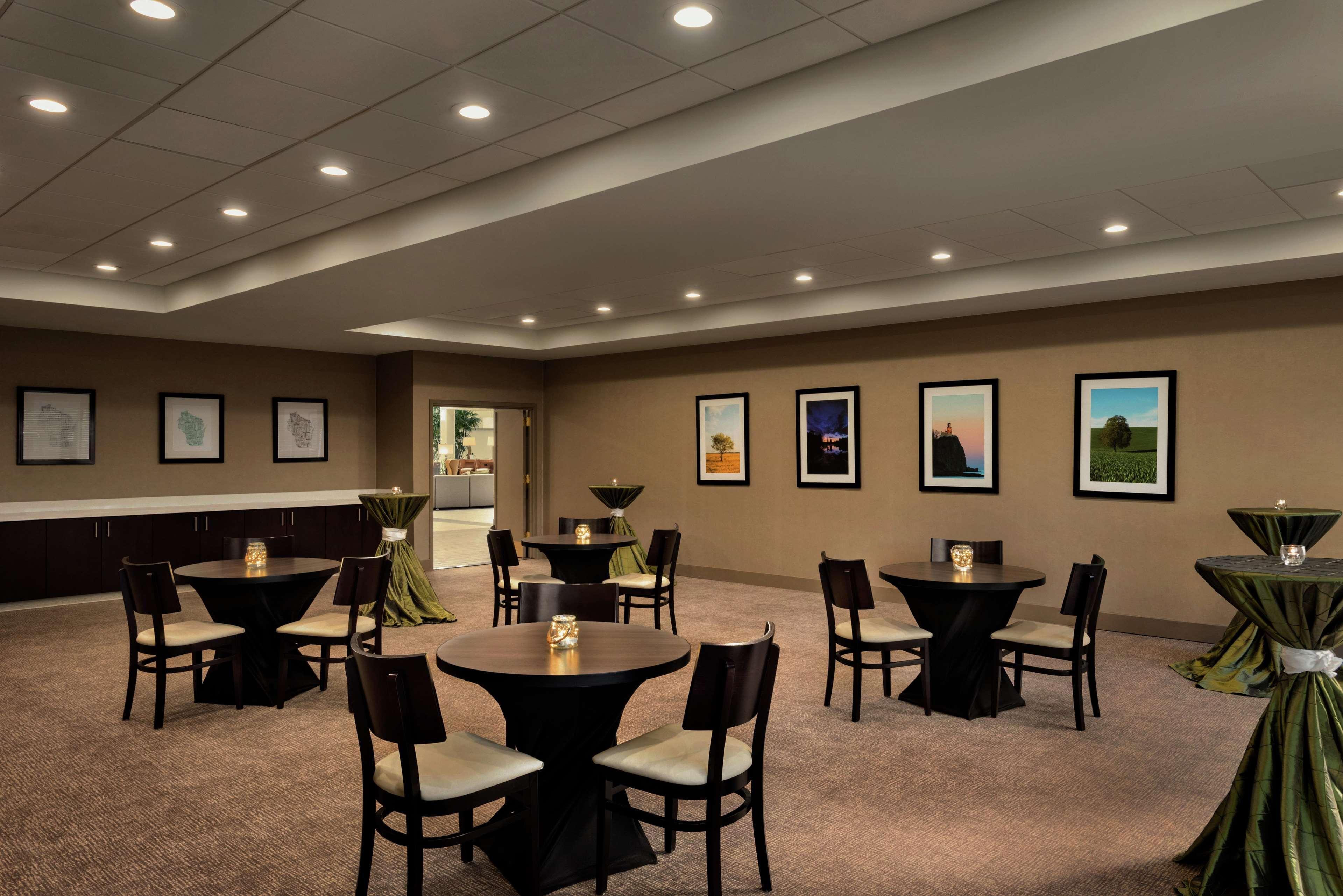 Embassy Suites By Hilton Milwaukee Brookfield Bagian luar foto