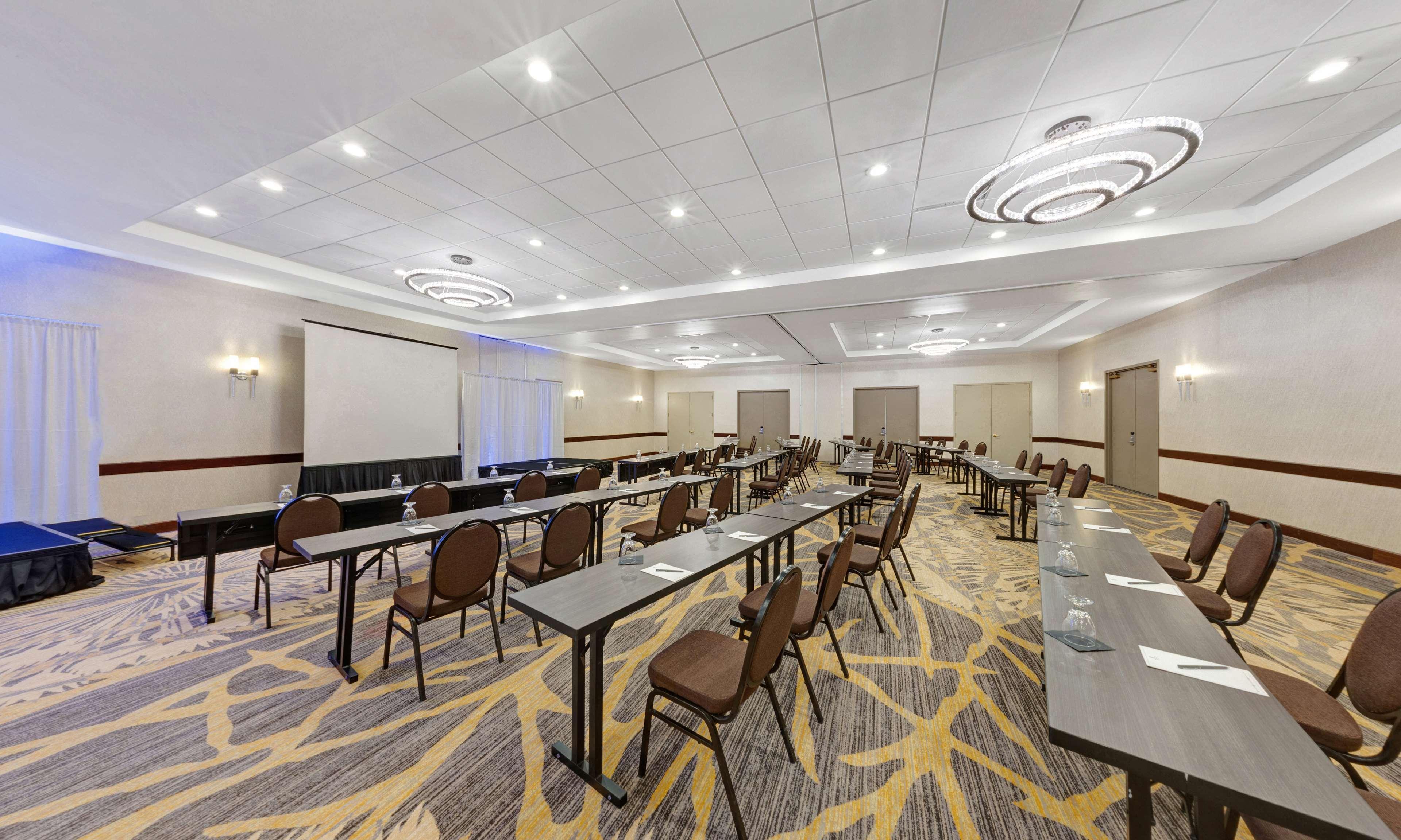 Embassy Suites By Hilton Milwaukee Brookfield Bagian luar foto