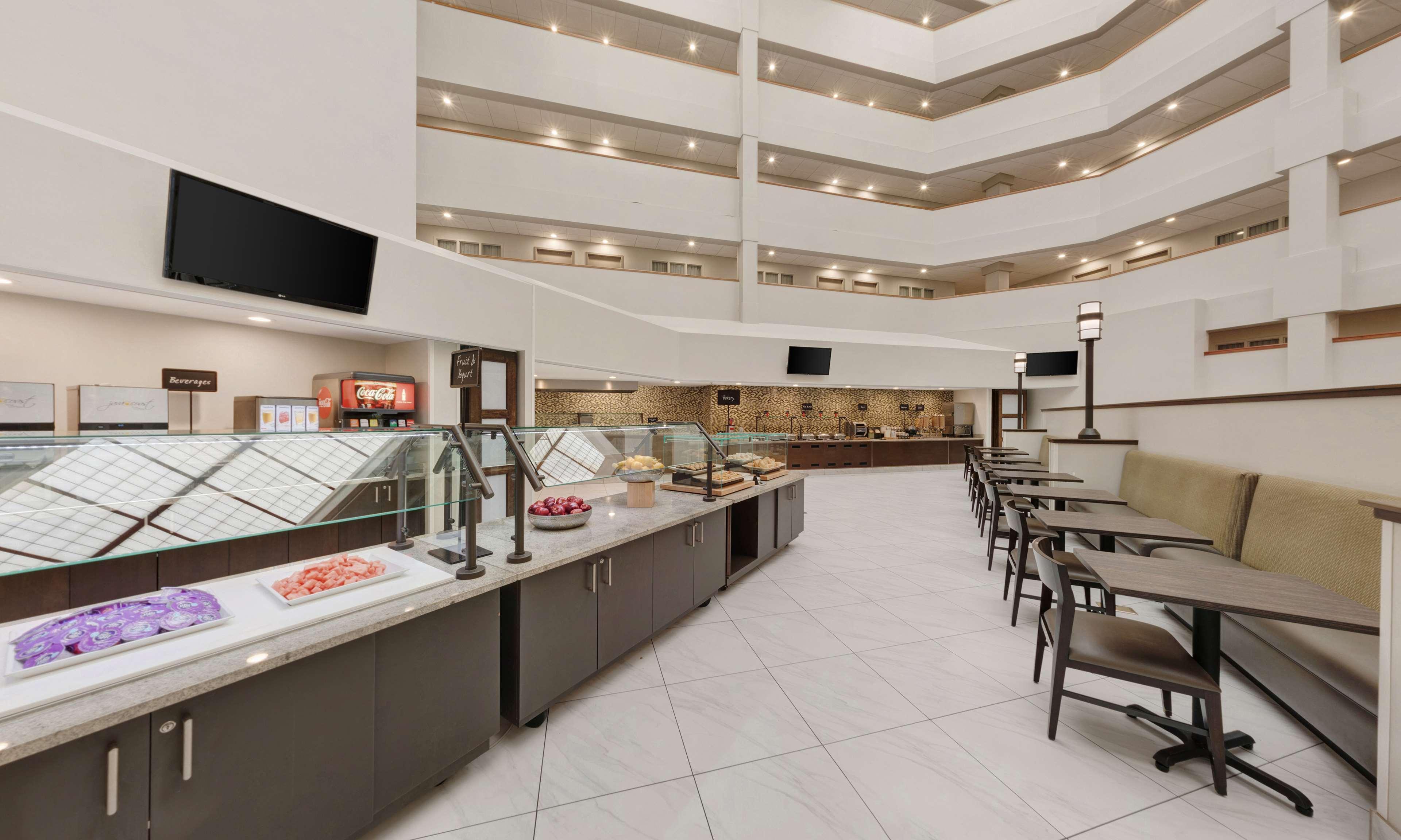 Embassy Suites By Hilton Milwaukee Brookfield Bagian luar foto