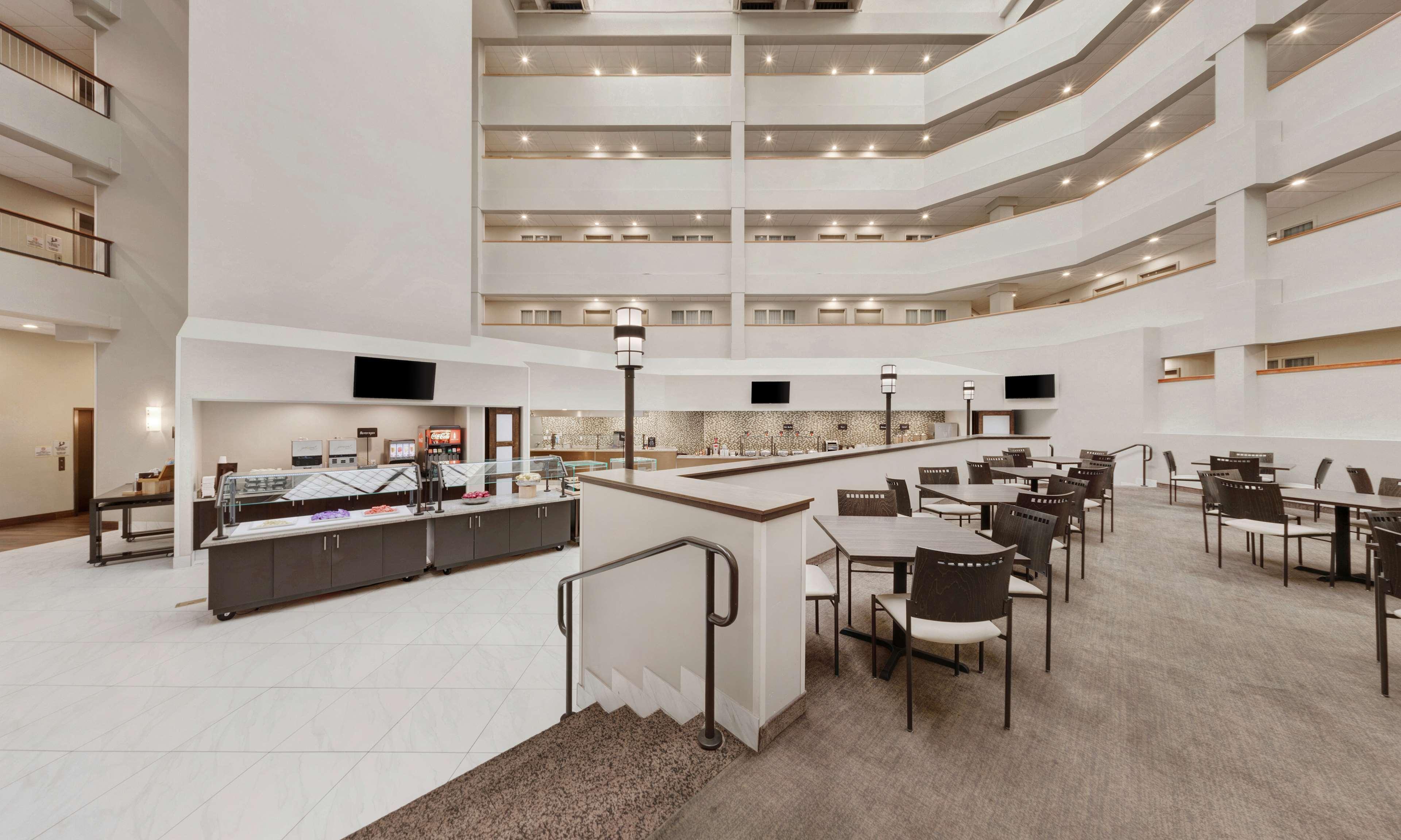 Embassy Suites By Hilton Milwaukee Brookfield Bagian luar foto