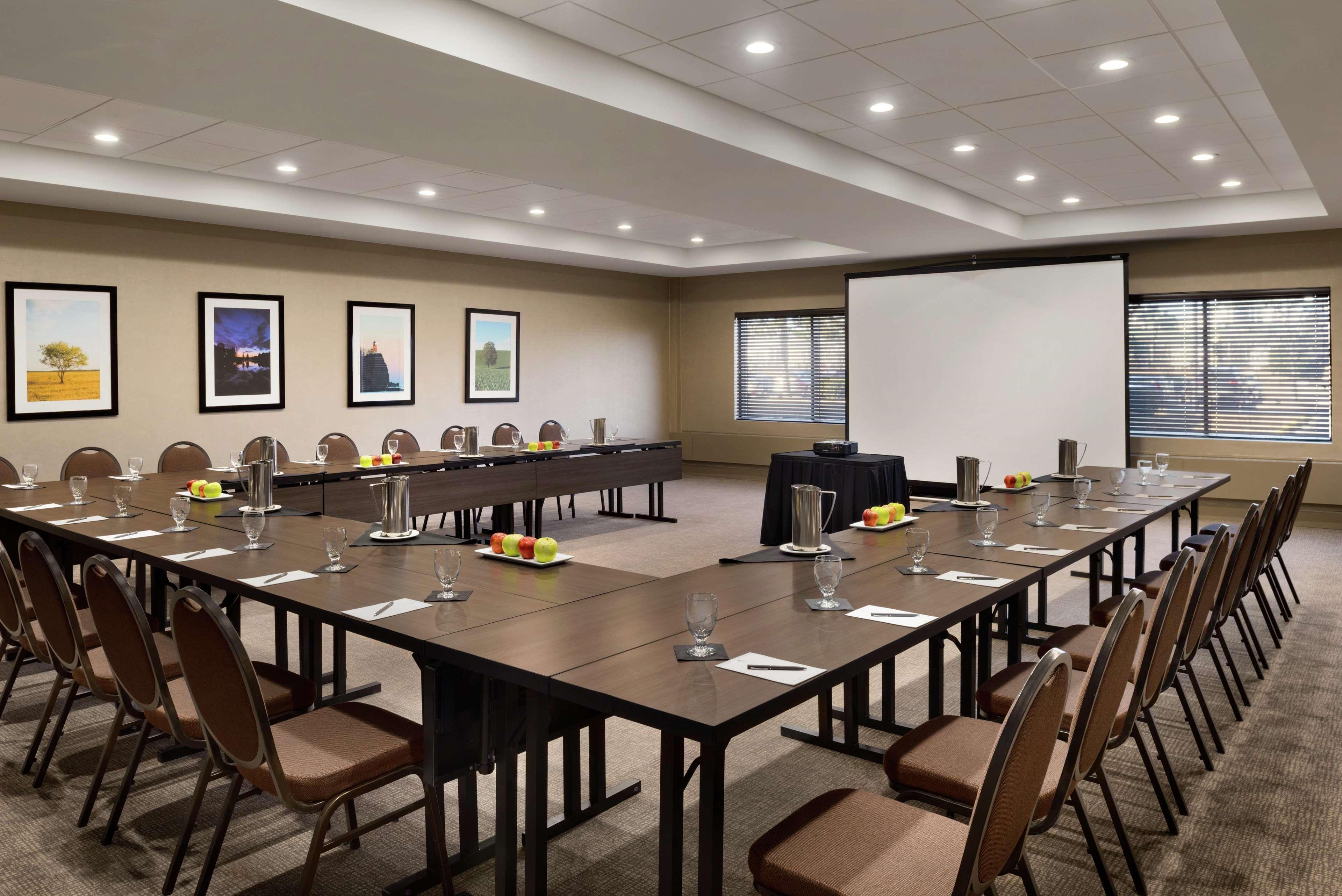 Embassy Suites By Hilton Milwaukee Brookfield Bagian luar foto