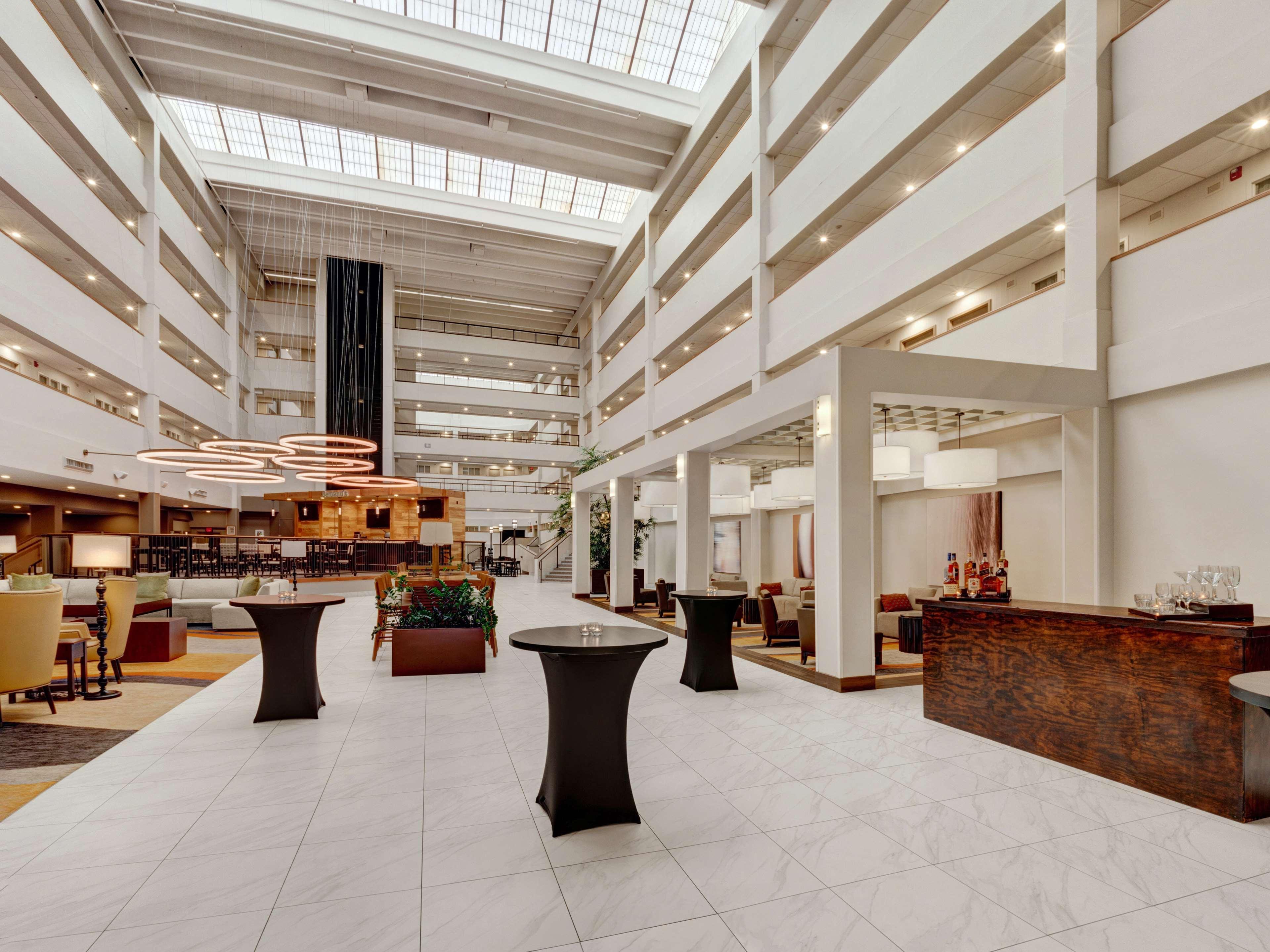Embassy Suites By Hilton Milwaukee Brookfield Bagian luar foto