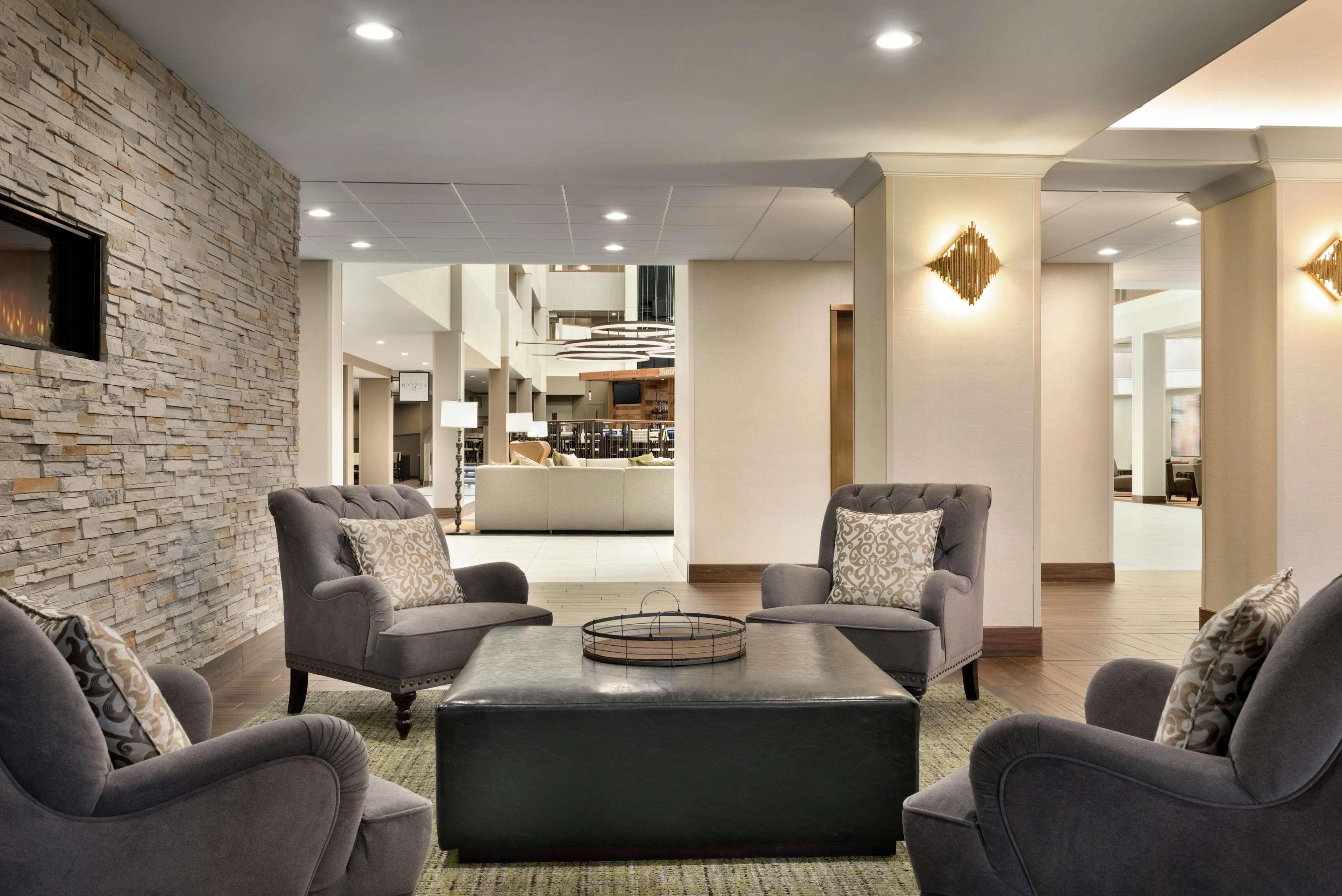 Embassy Suites By Hilton Milwaukee Brookfield Bagian luar foto