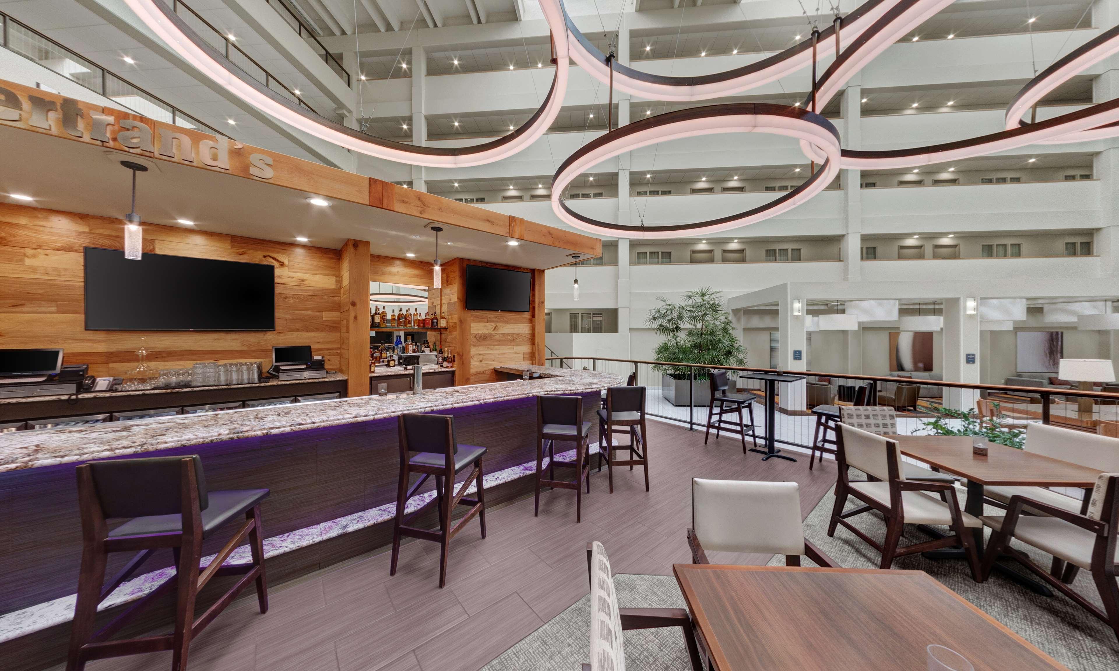 Embassy Suites By Hilton Milwaukee Brookfield Bagian luar foto