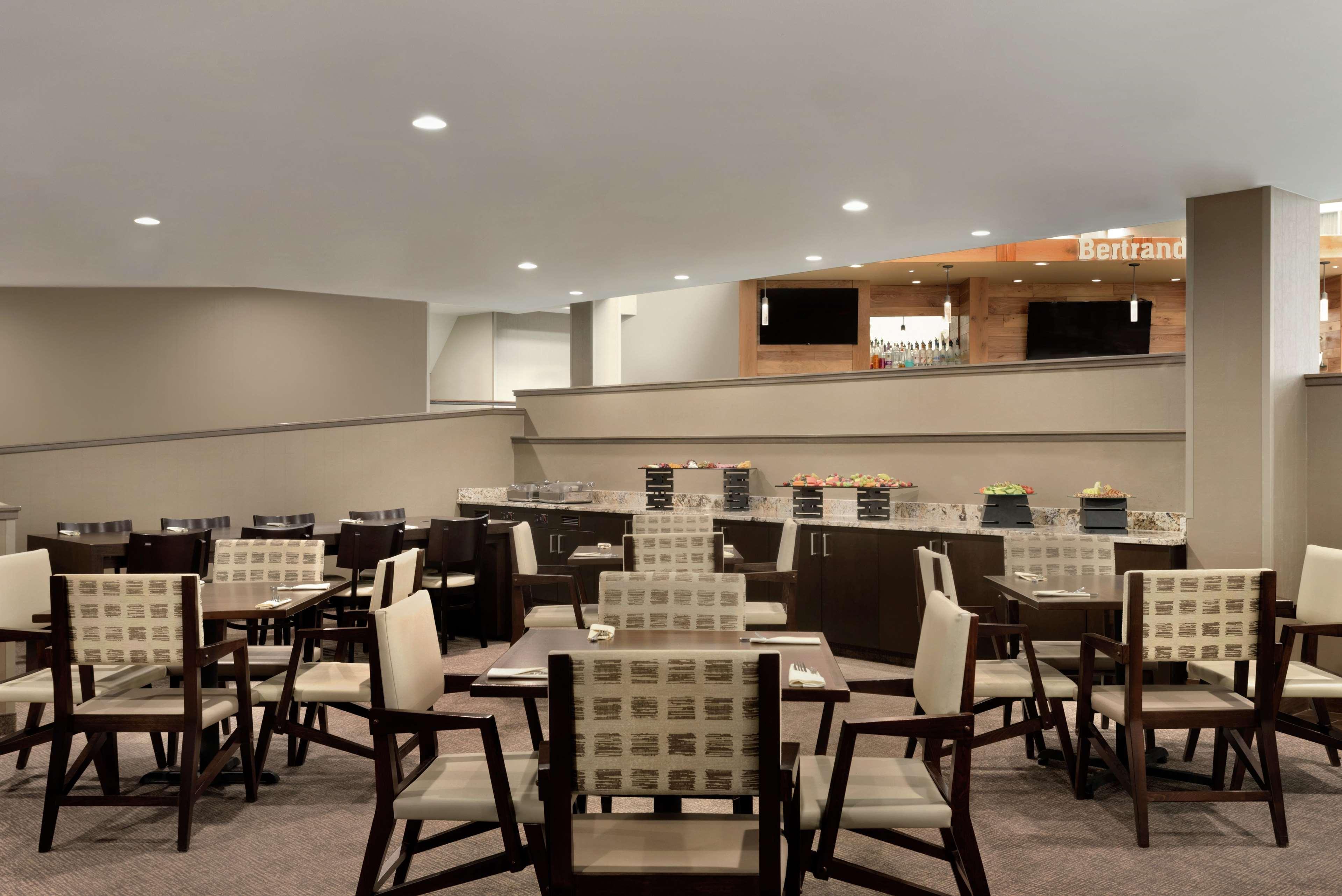 Embassy Suites By Hilton Milwaukee Brookfield Bagian luar foto