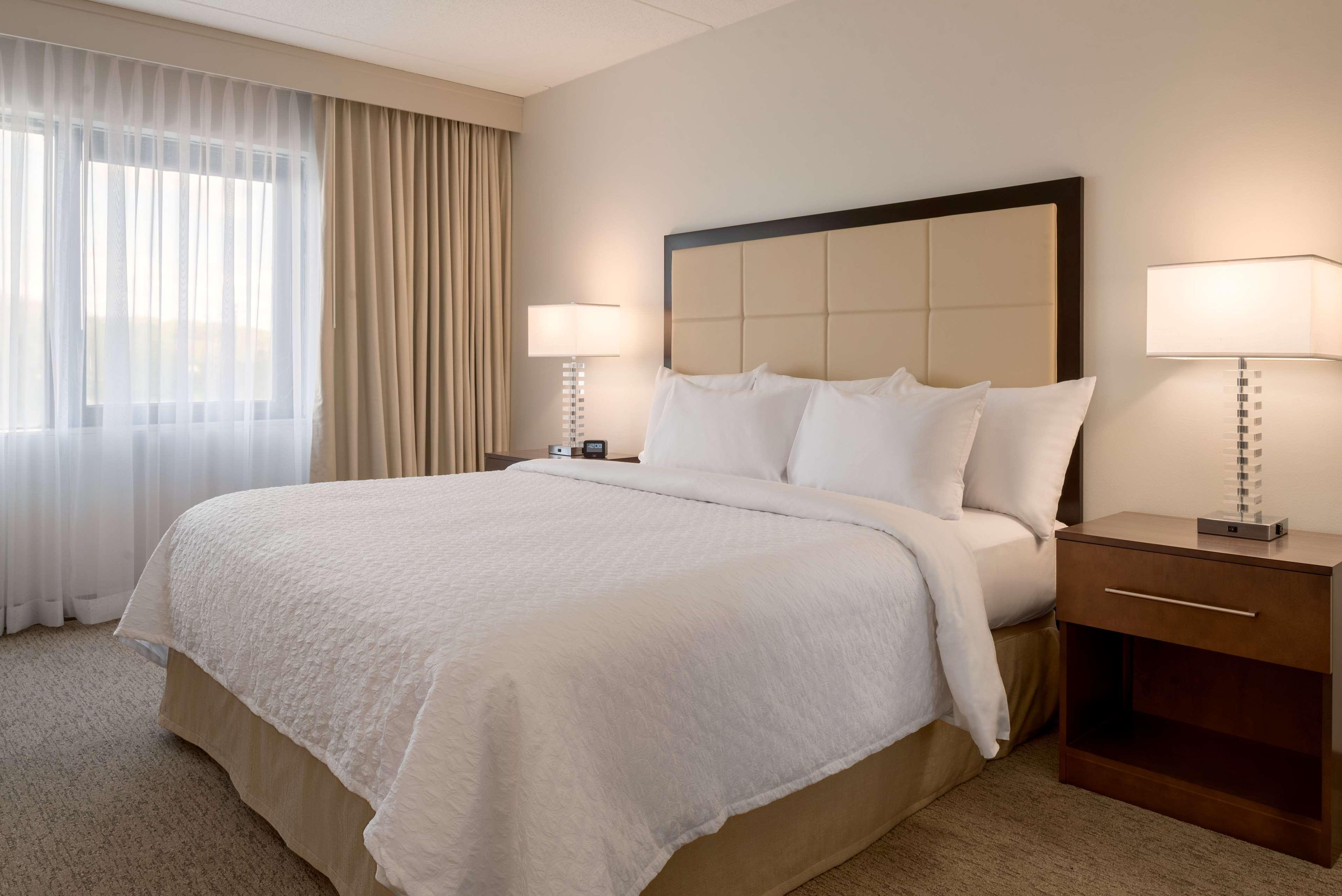 Embassy Suites By Hilton Milwaukee Brookfield Bagian luar foto
