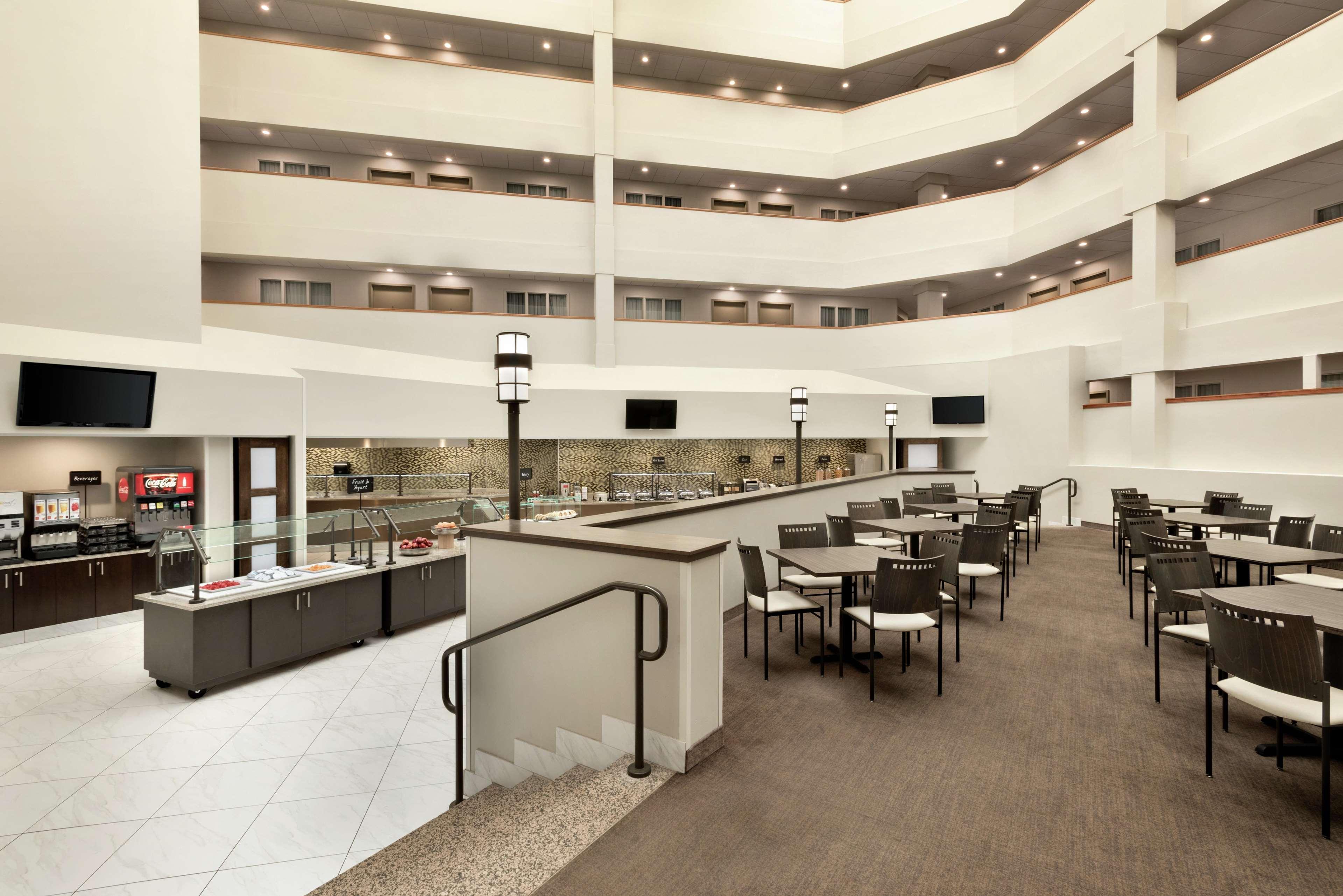 Embassy Suites By Hilton Milwaukee Brookfield Bagian luar foto