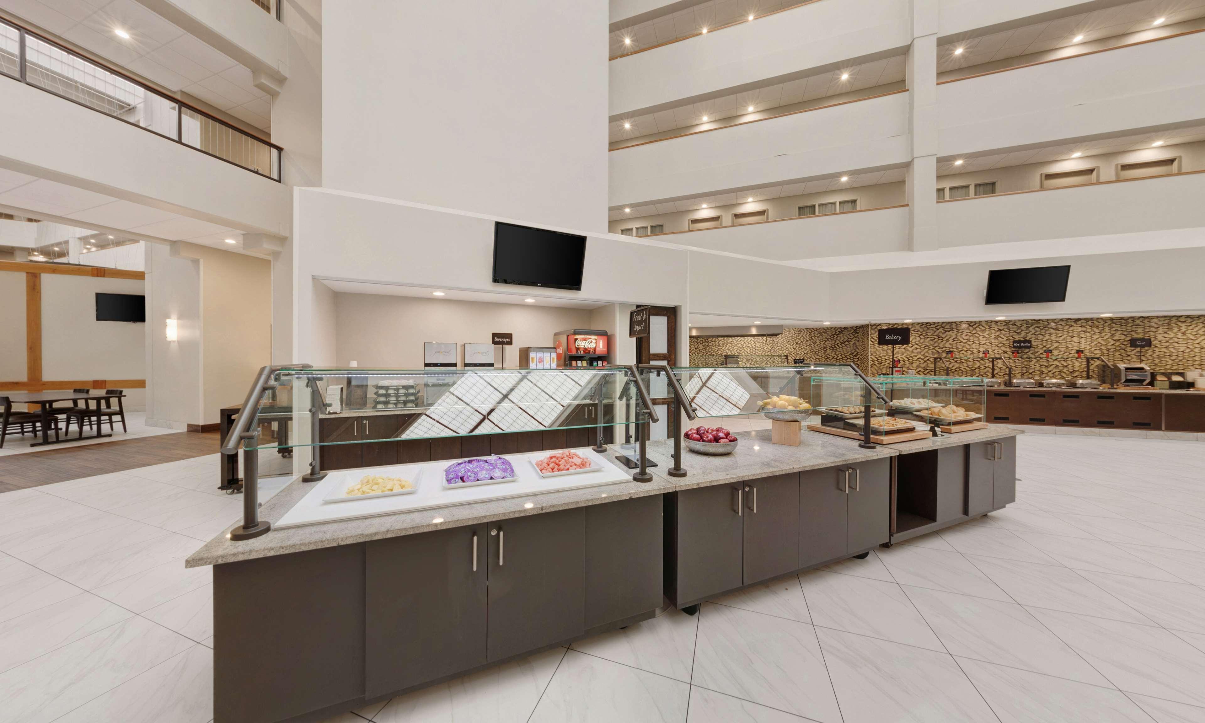 Embassy Suites By Hilton Milwaukee Brookfield Bagian luar foto