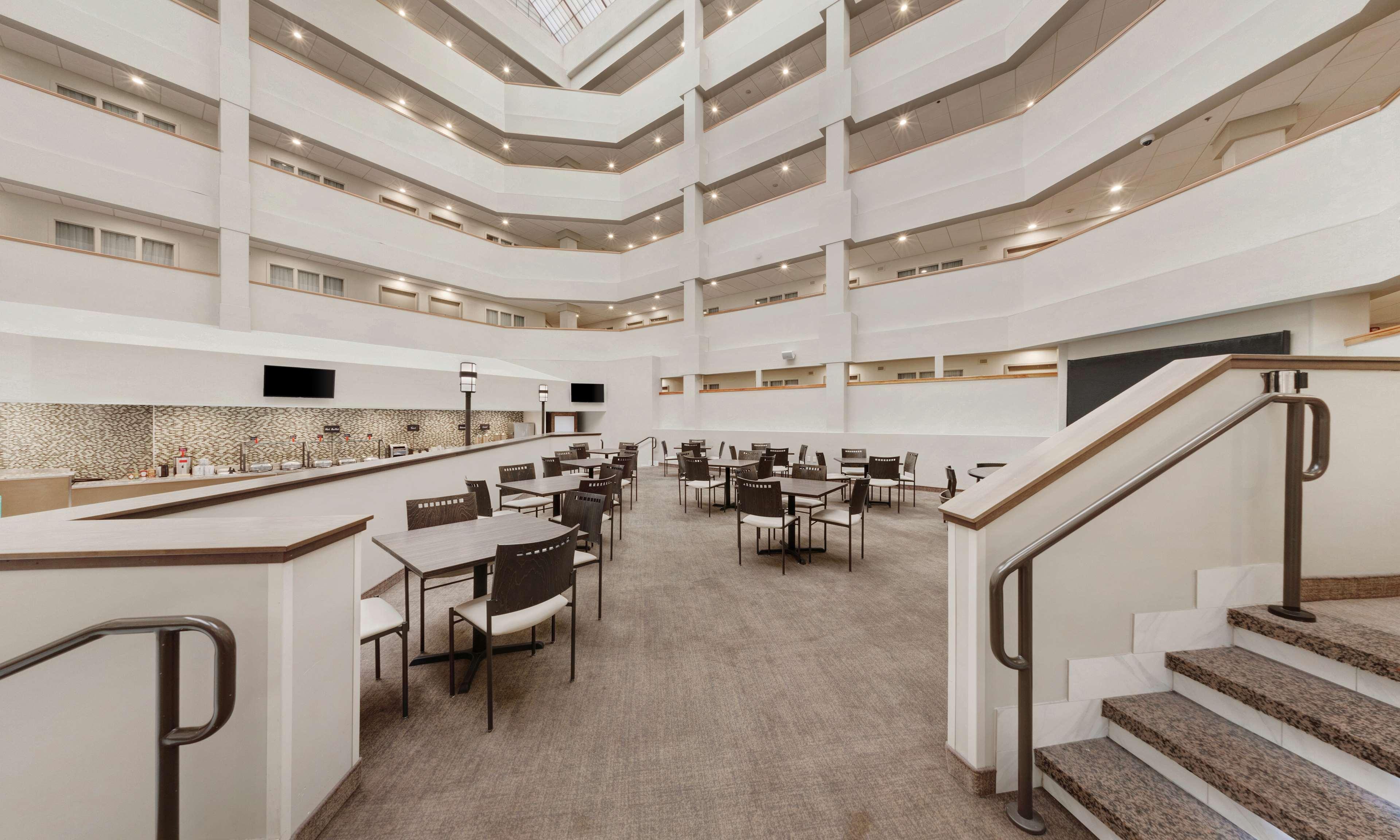 Embassy Suites By Hilton Milwaukee Brookfield Bagian luar foto