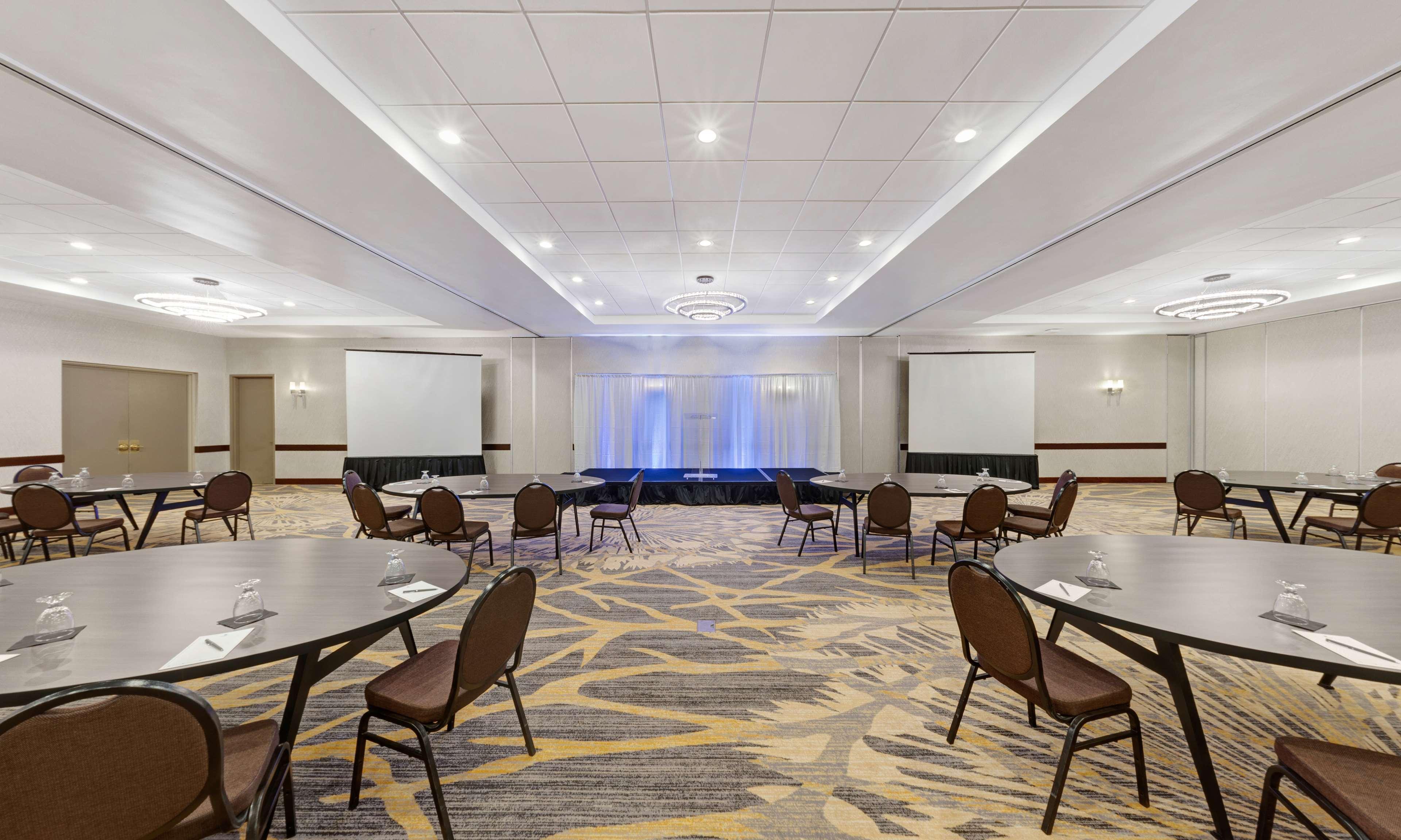 Embassy Suites By Hilton Milwaukee Brookfield Bagian luar foto