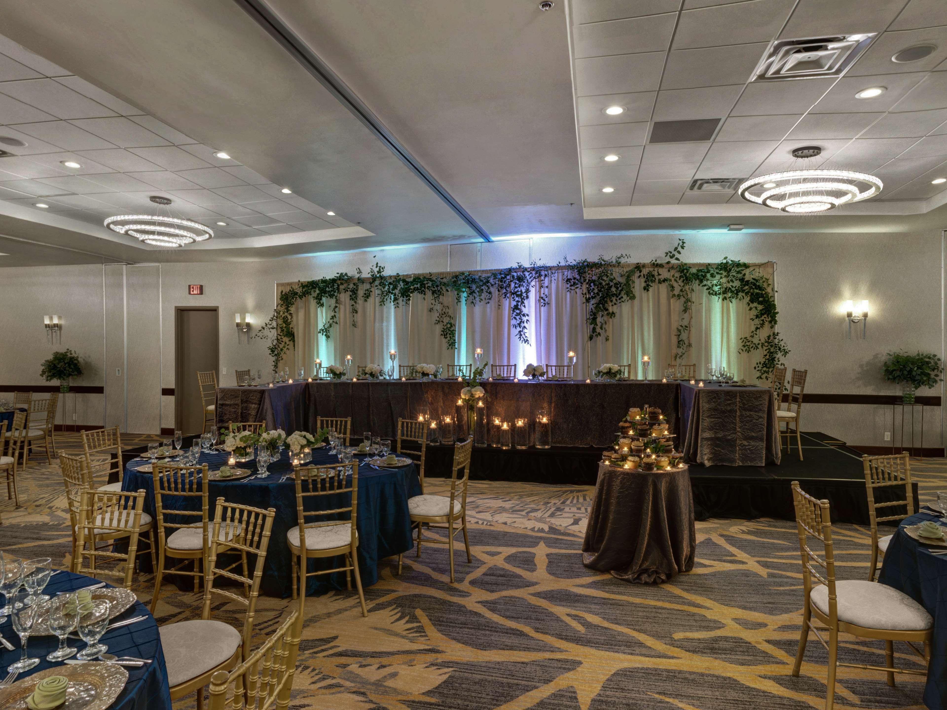 Embassy Suites By Hilton Milwaukee Brookfield Bagian luar foto