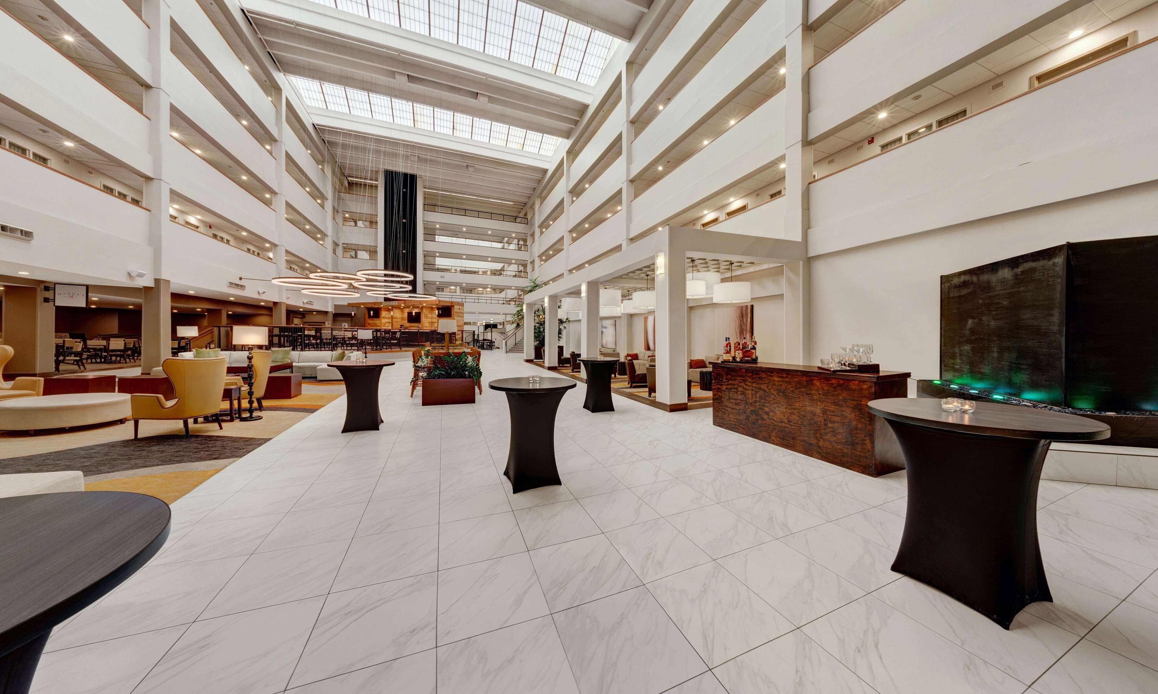 Embassy Suites By Hilton Milwaukee Brookfield Bagian luar foto