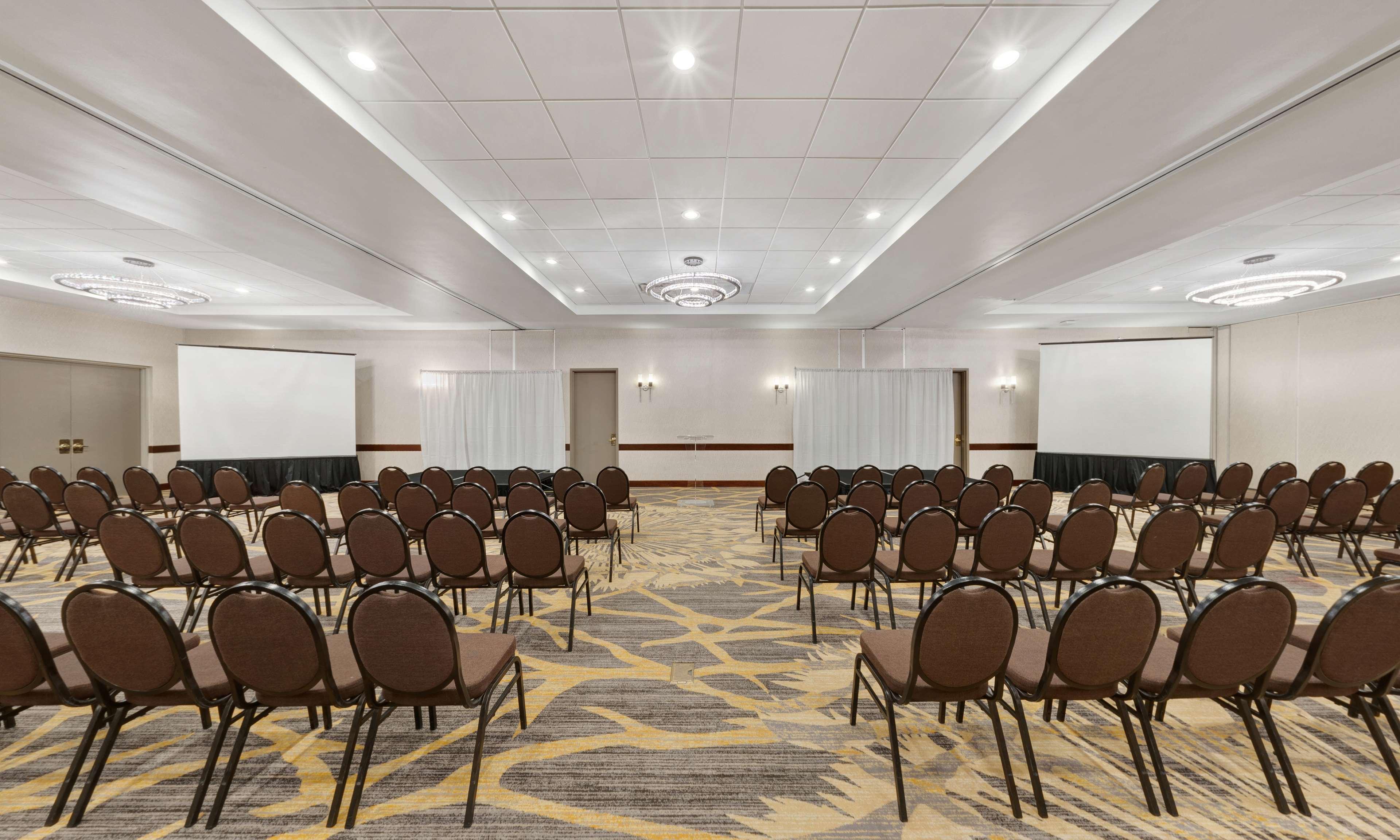 Embassy Suites By Hilton Milwaukee Brookfield Bagian luar foto