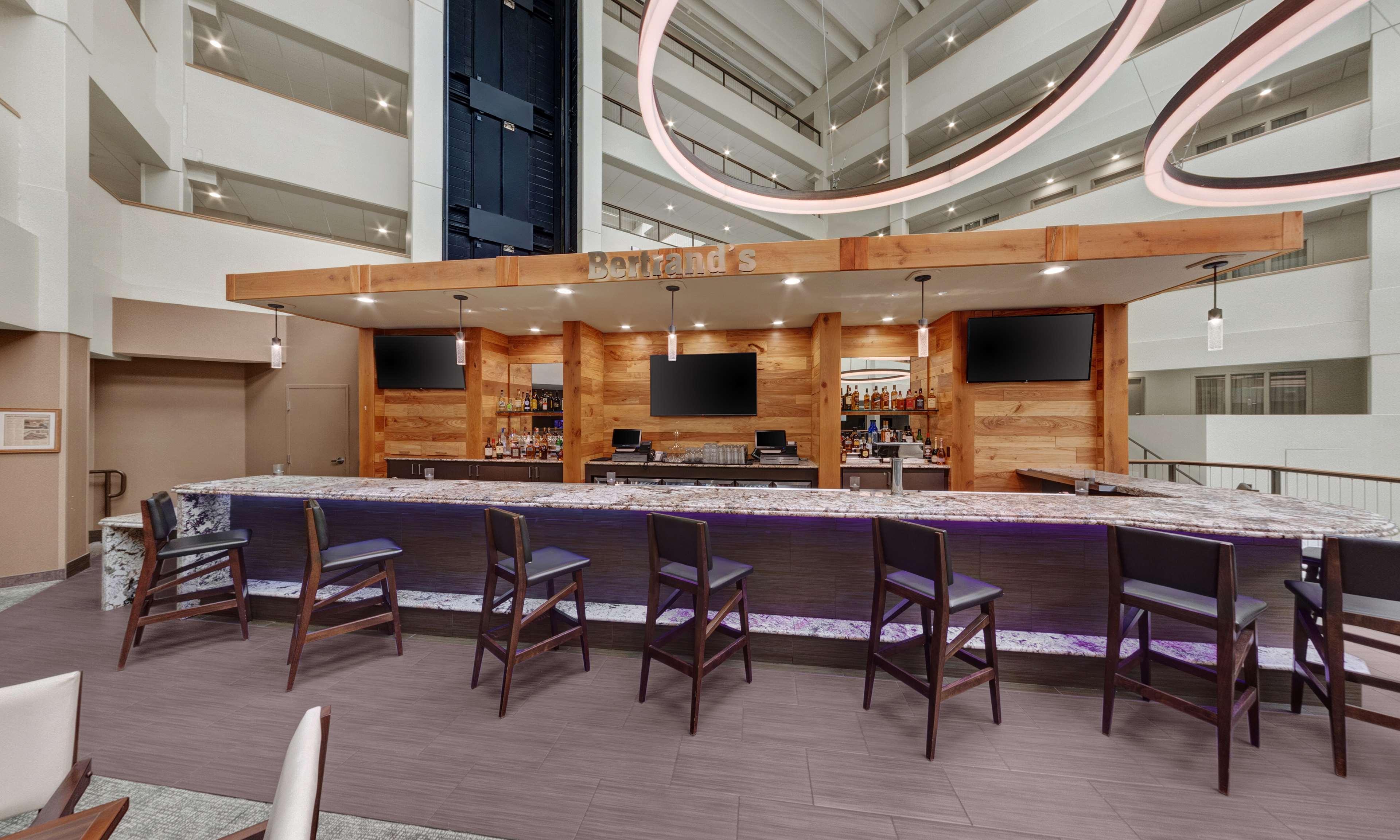 Embassy Suites By Hilton Milwaukee Brookfield Bagian luar foto