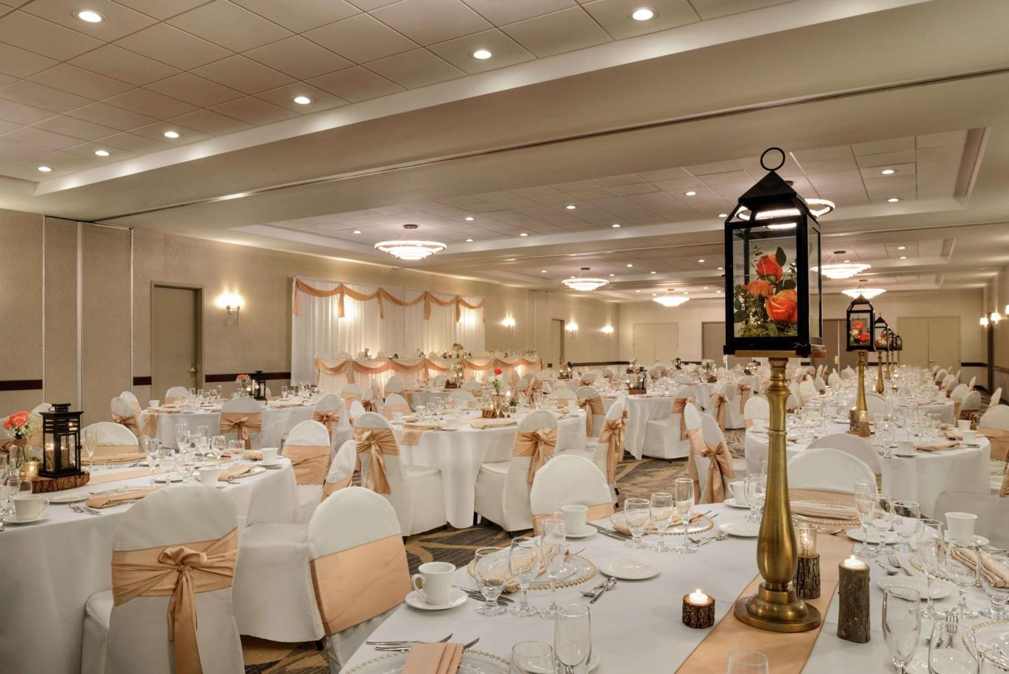 Embassy Suites By Hilton Milwaukee Brookfield Bagian luar foto