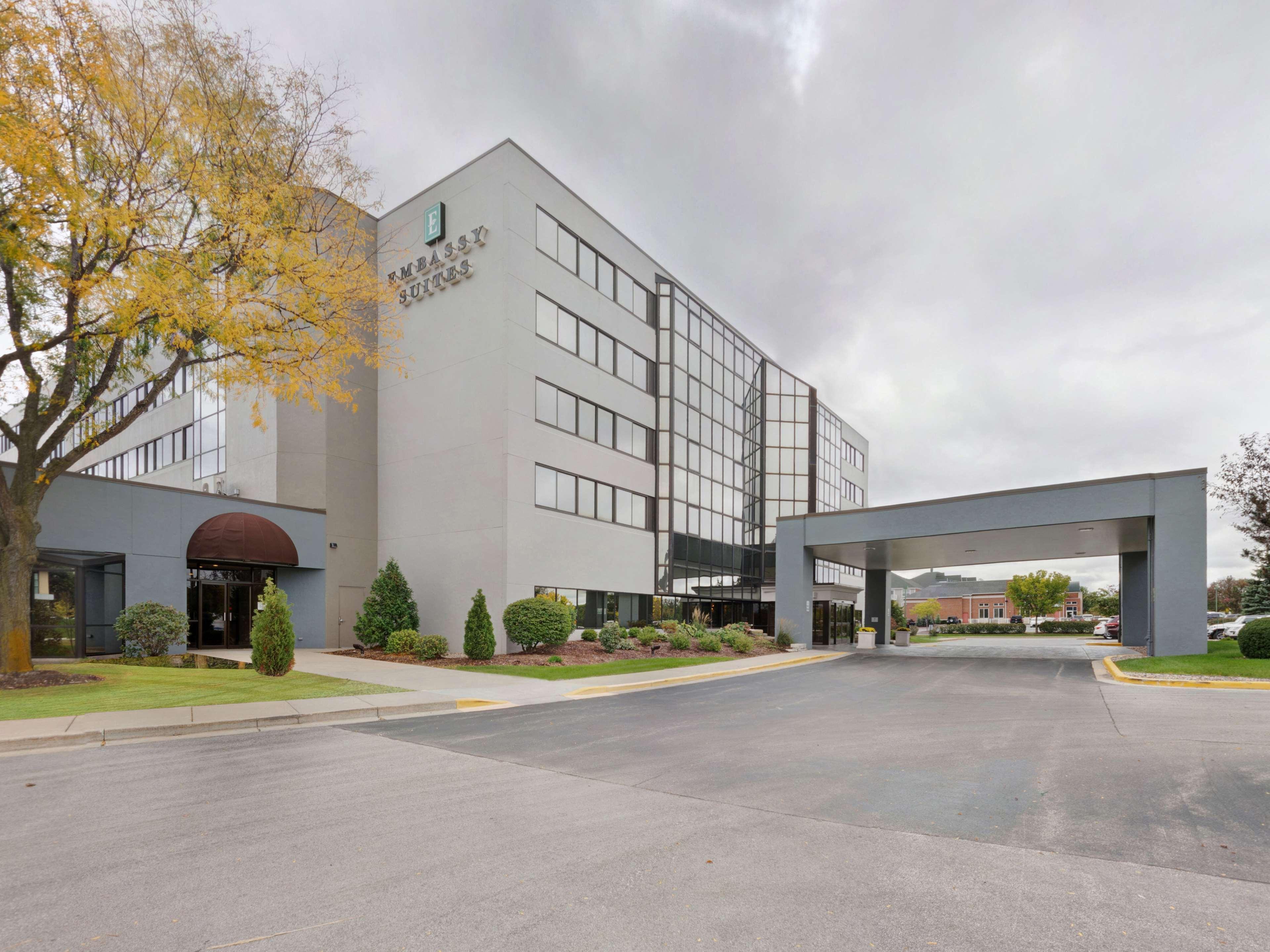 Embassy Suites By Hilton Milwaukee Brookfield Bagian luar foto