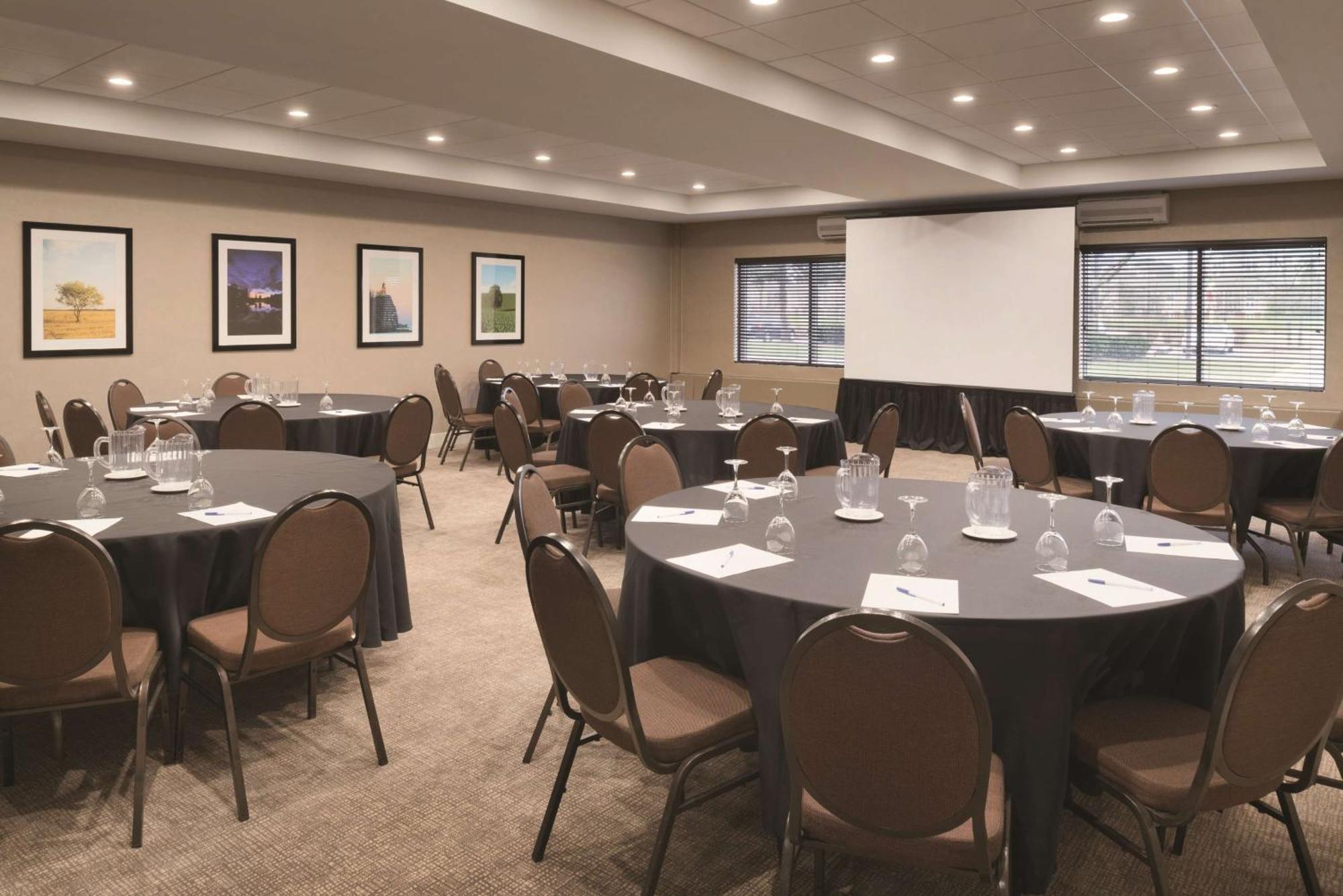 Embassy Suites By Hilton Milwaukee Brookfield Bagian luar foto