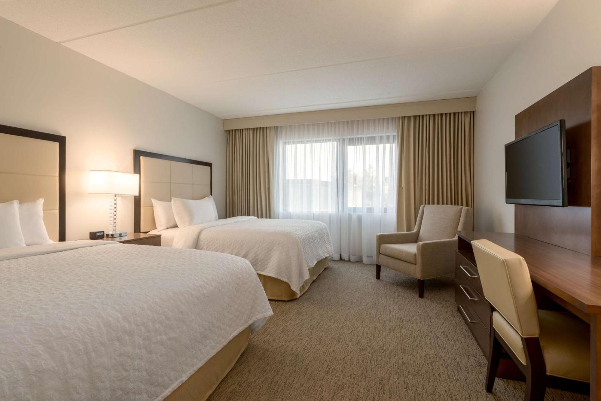 Embassy Suites By Hilton Milwaukee Brookfield Bagian luar foto