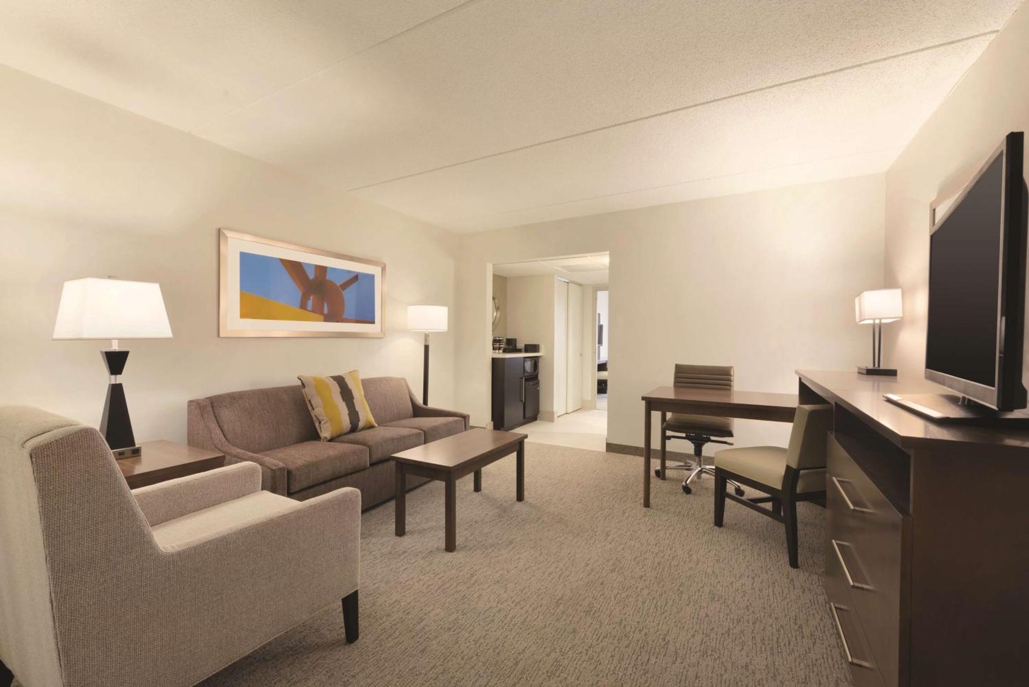 Embassy Suites By Hilton Milwaukee Brookfield Bagian luar foto