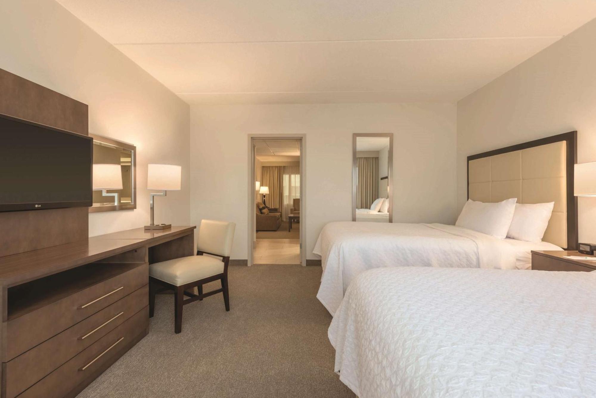 Embassy Suites By Hilton Milwaukee Brookfield Bagian luar foto