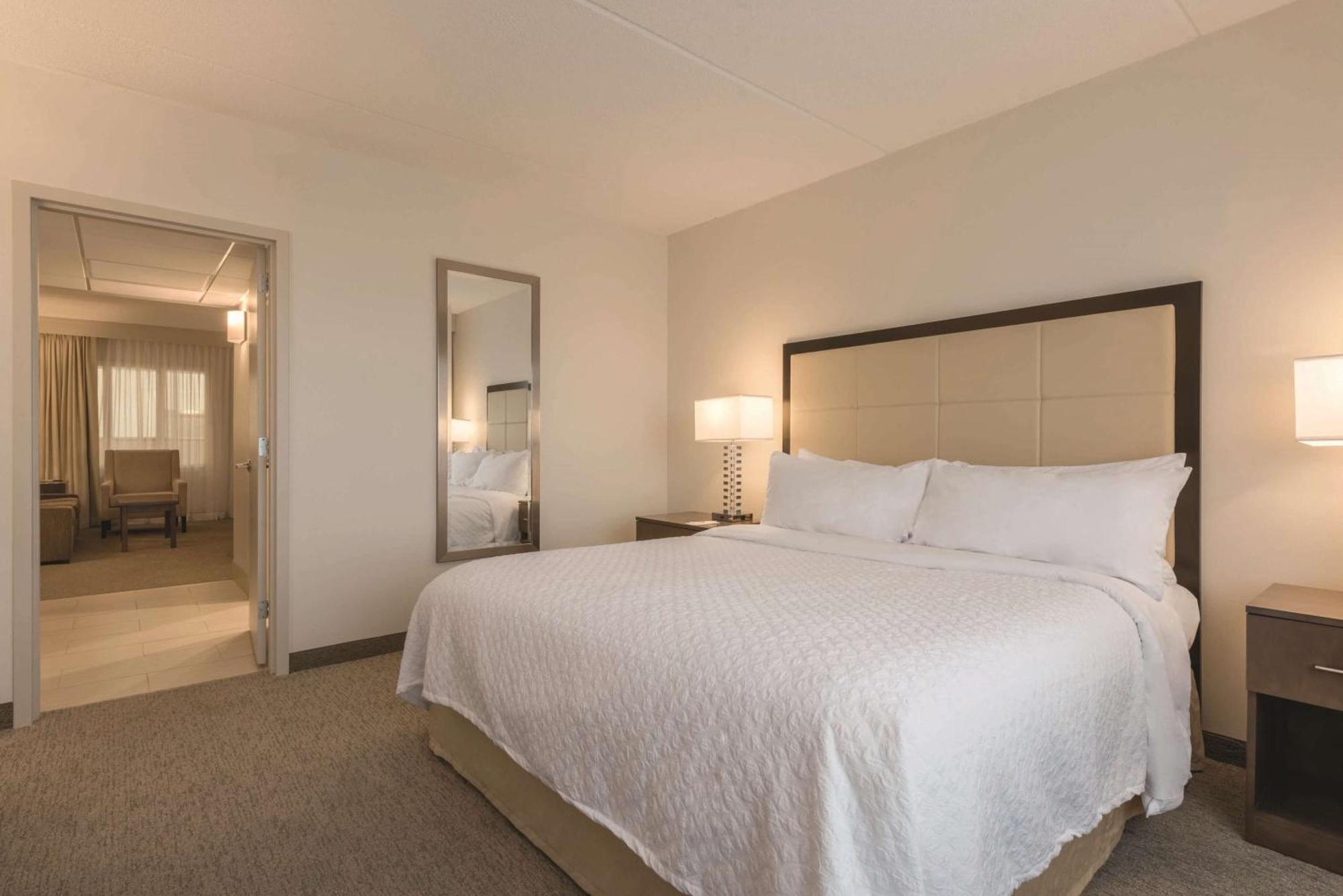 Embassy Suites By Hilton Milwaukee Brookfield Bagian luar foto