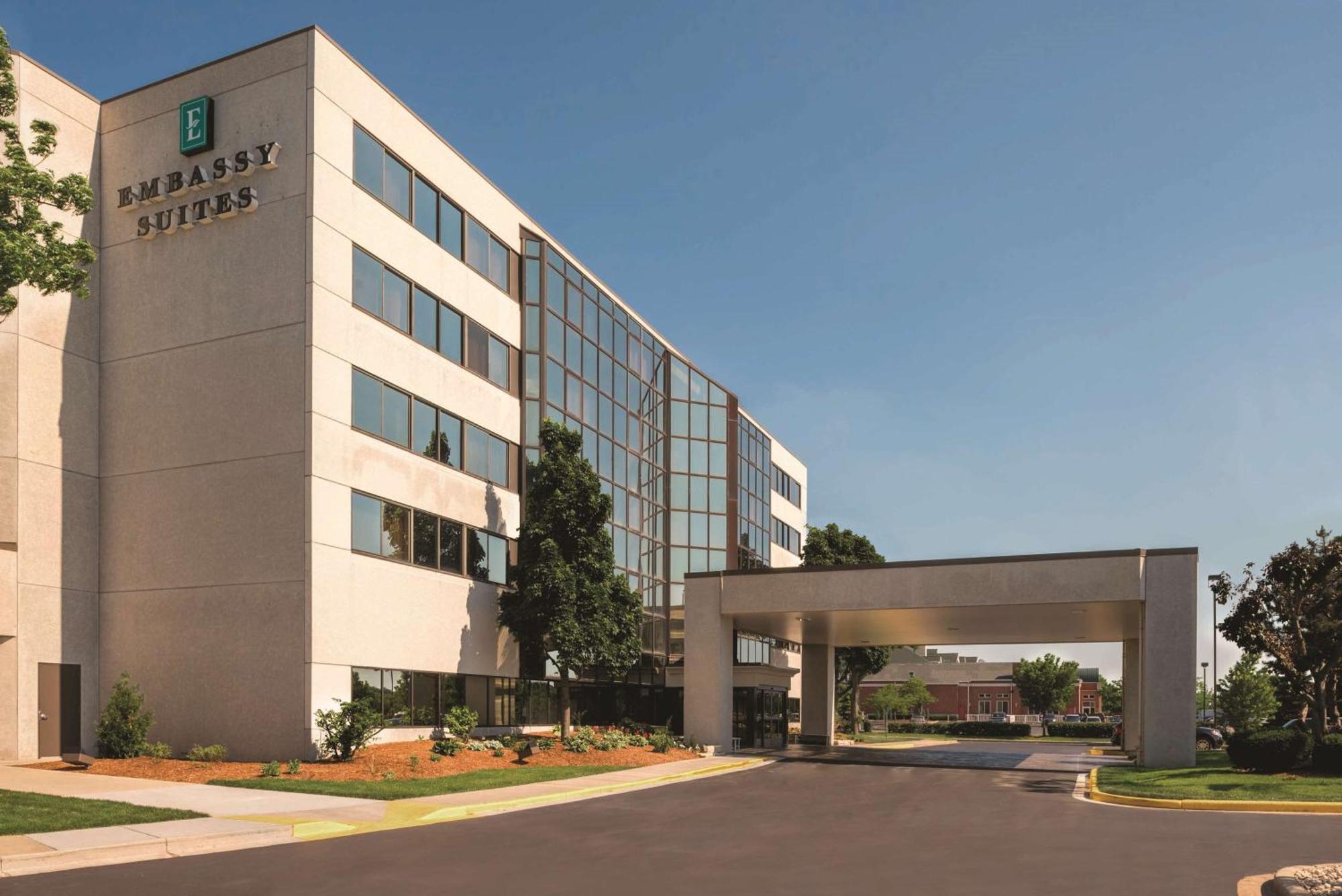 Embassy Suites By Hilton Milwaukee Brookfield Bagian luar foto