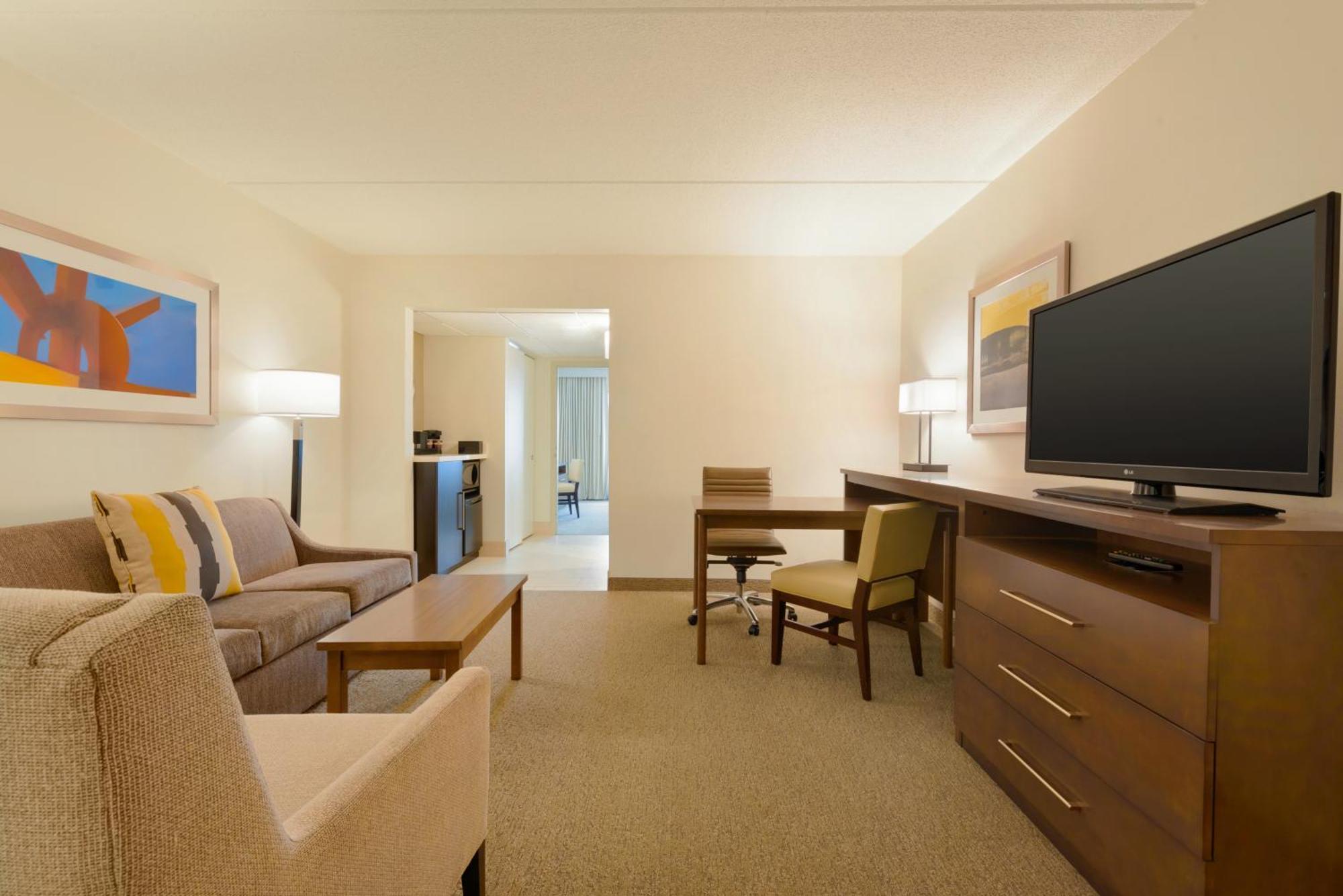 Embassy Suites By Hilton Milwaukee Brookfield Bagian luar foto